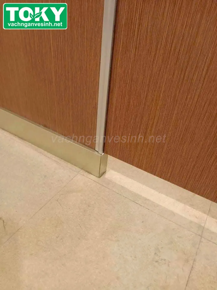 Hiện đại với vách ngăn vệ sinh sử dụng ủng nhôm thay chân đỡ