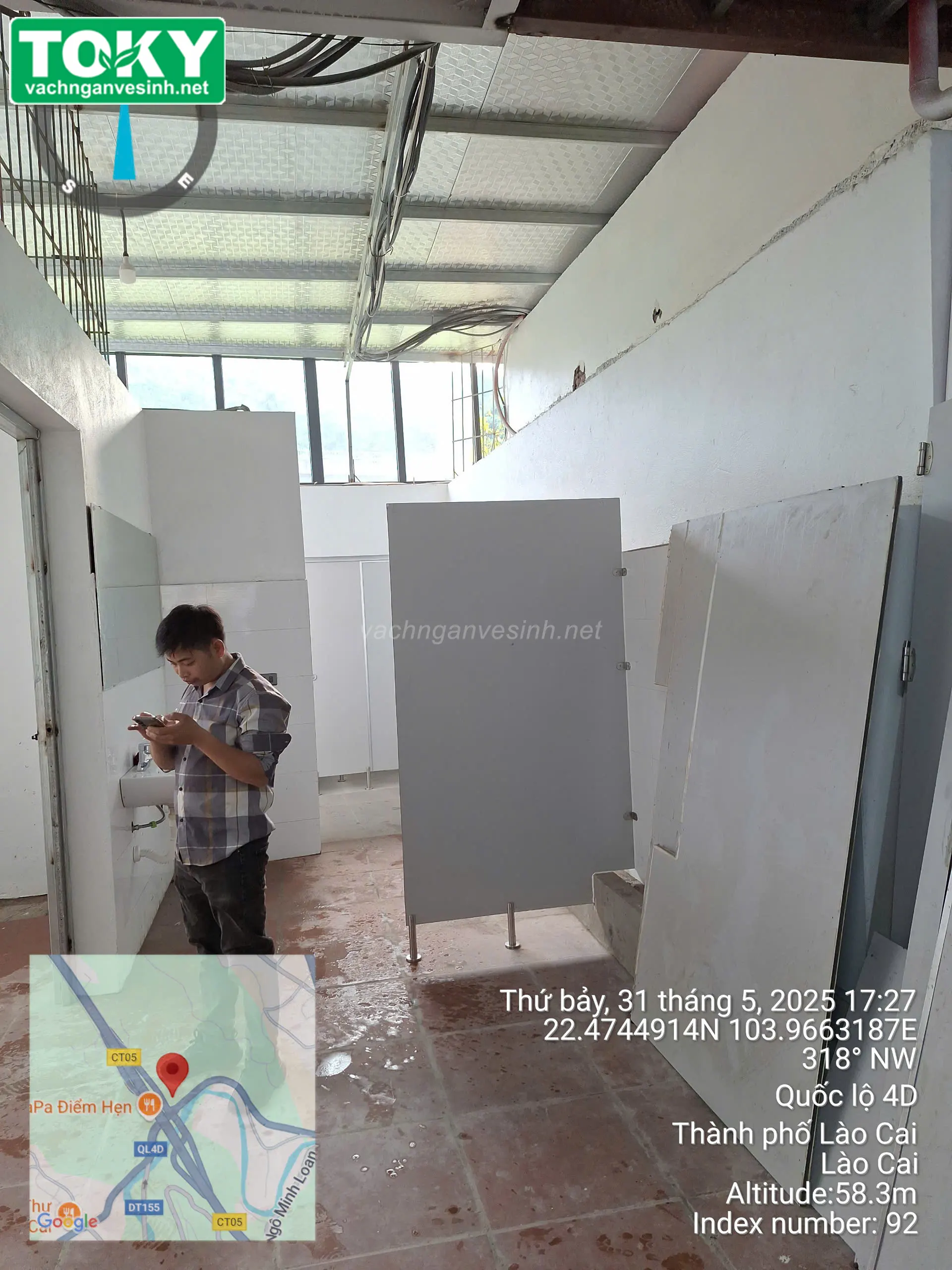Hoàn thiện vách ngăn vệ sinh cho nhà hàng Phong Xuân Quán
