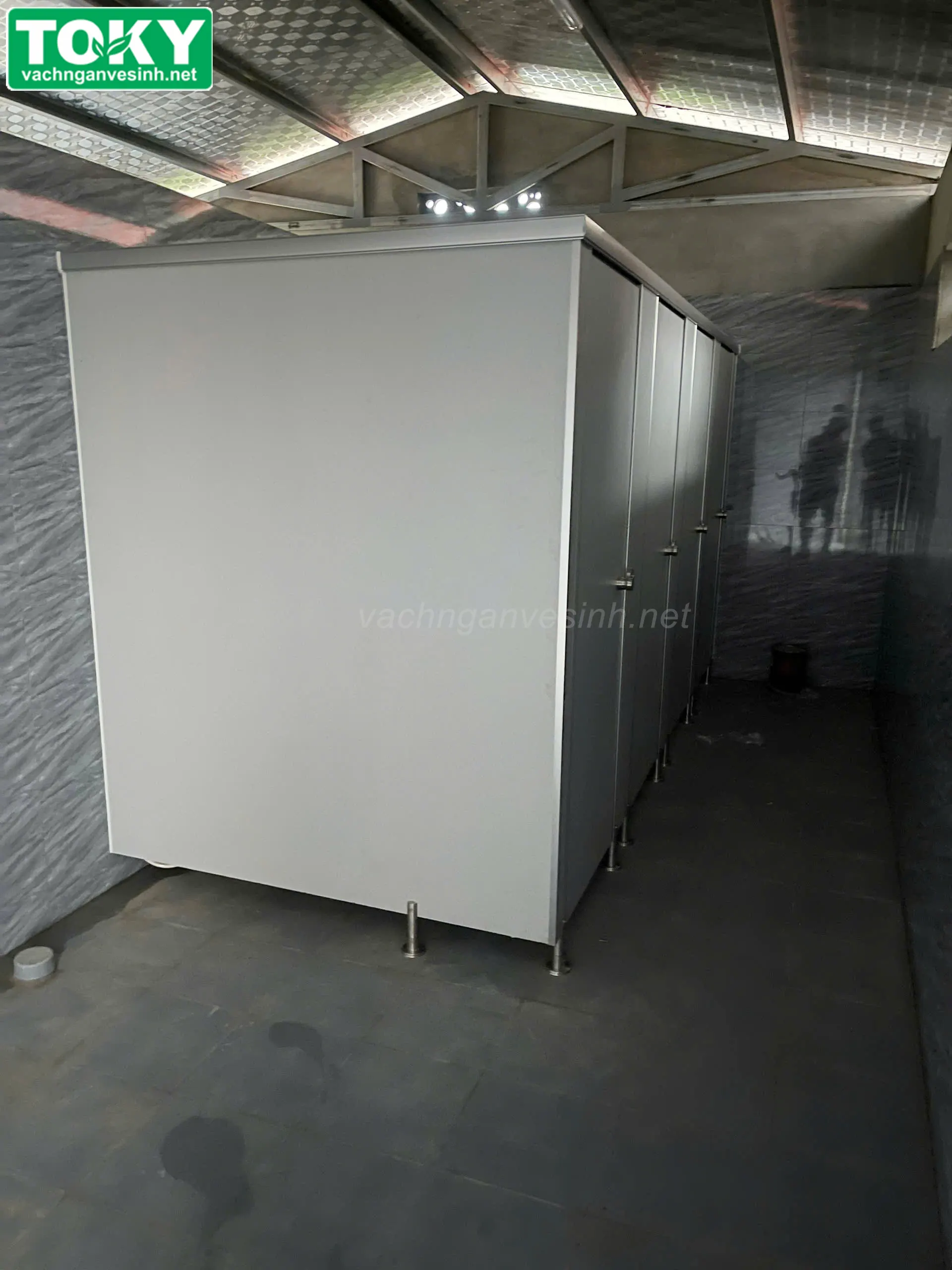 Ảnh thực tế vách ngăn vệ sinh Terrasol organic farm (Compact CDF màu ghi 1006)