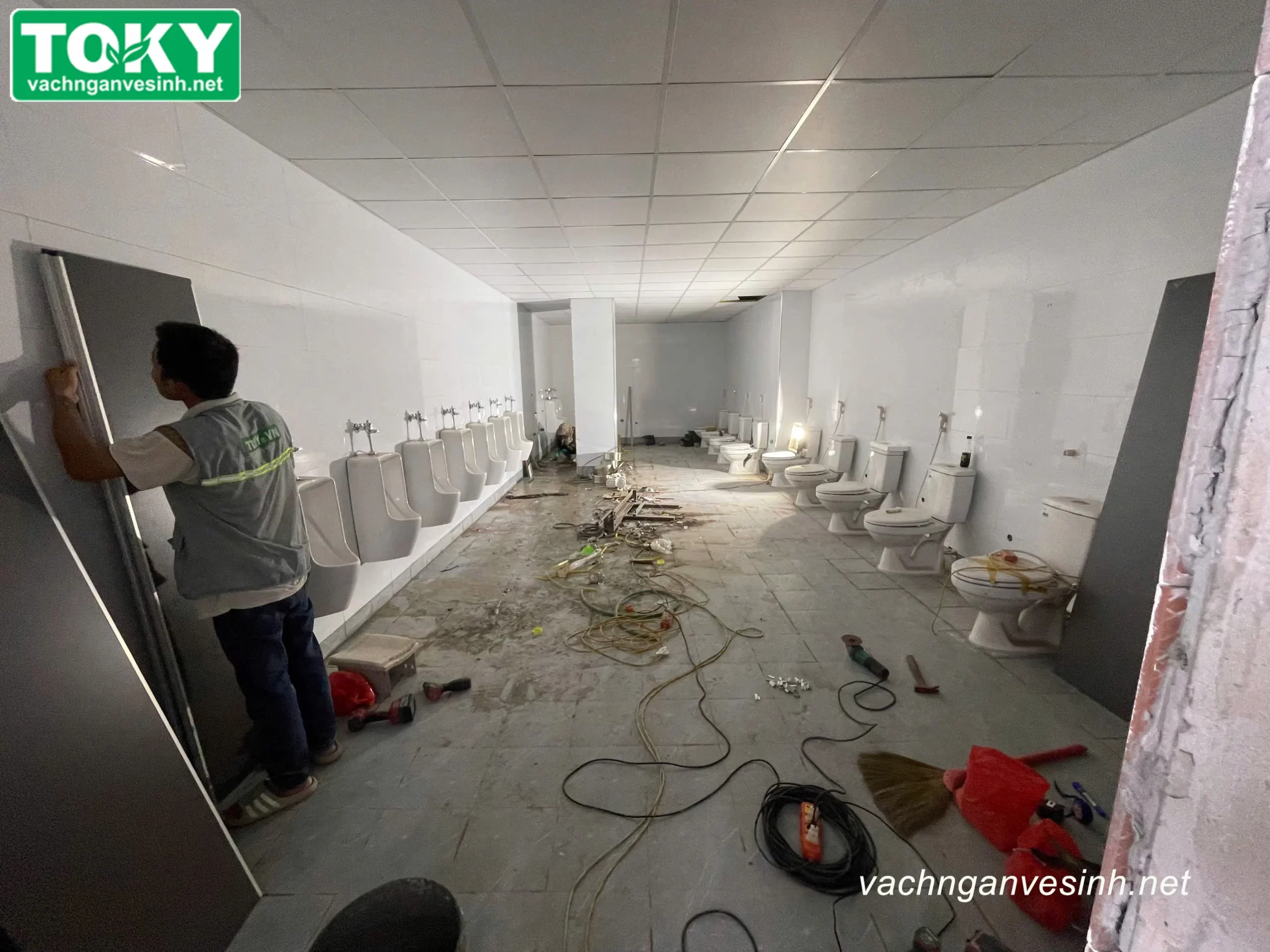 Toky thi công vách ngăn vệ sinh cho nhà máy Smac - Giai đoạn 1