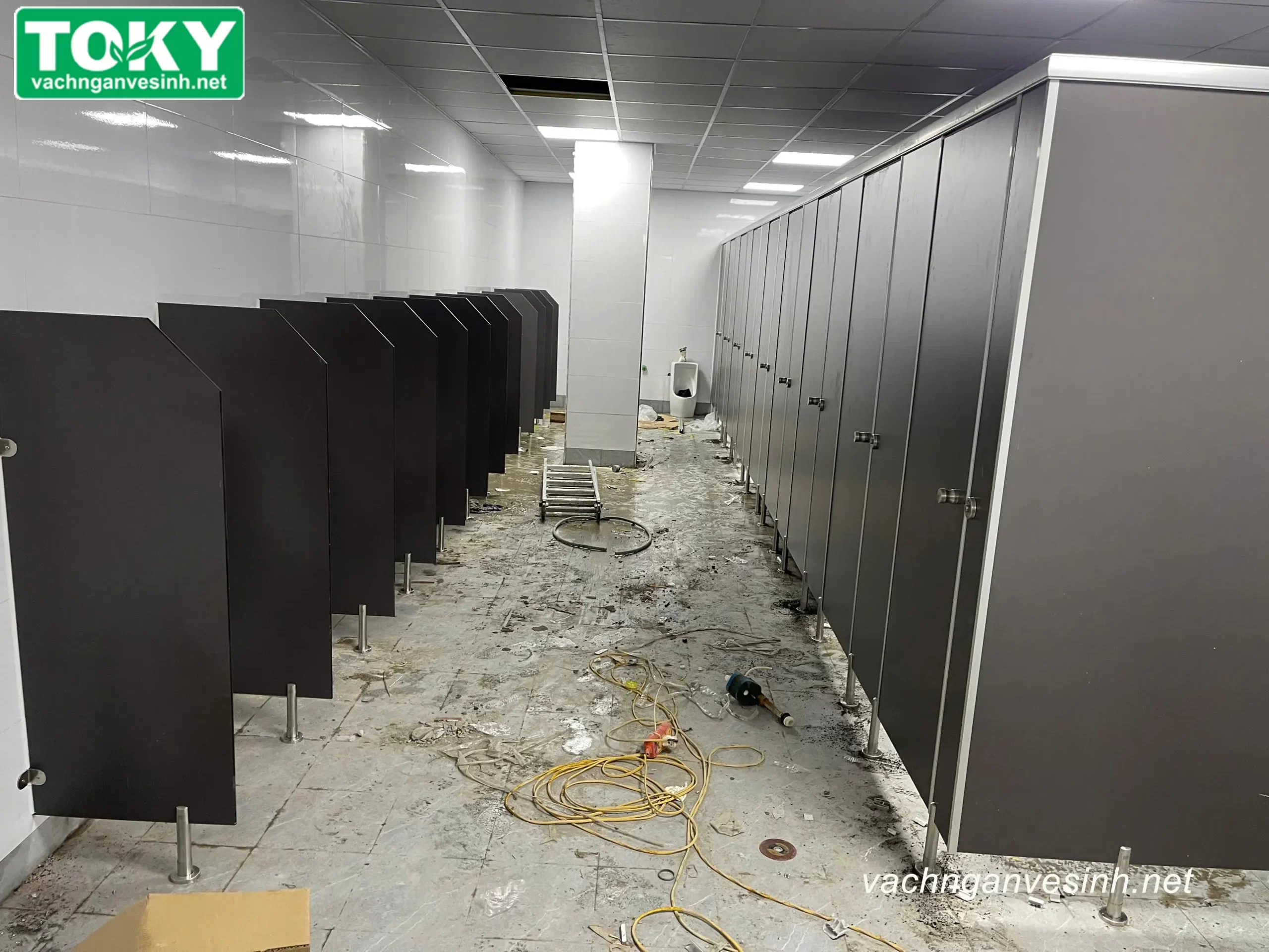 Toky thi công vách ngăn vệ sinh cho nhà máy Smac - Giai đoạn 1