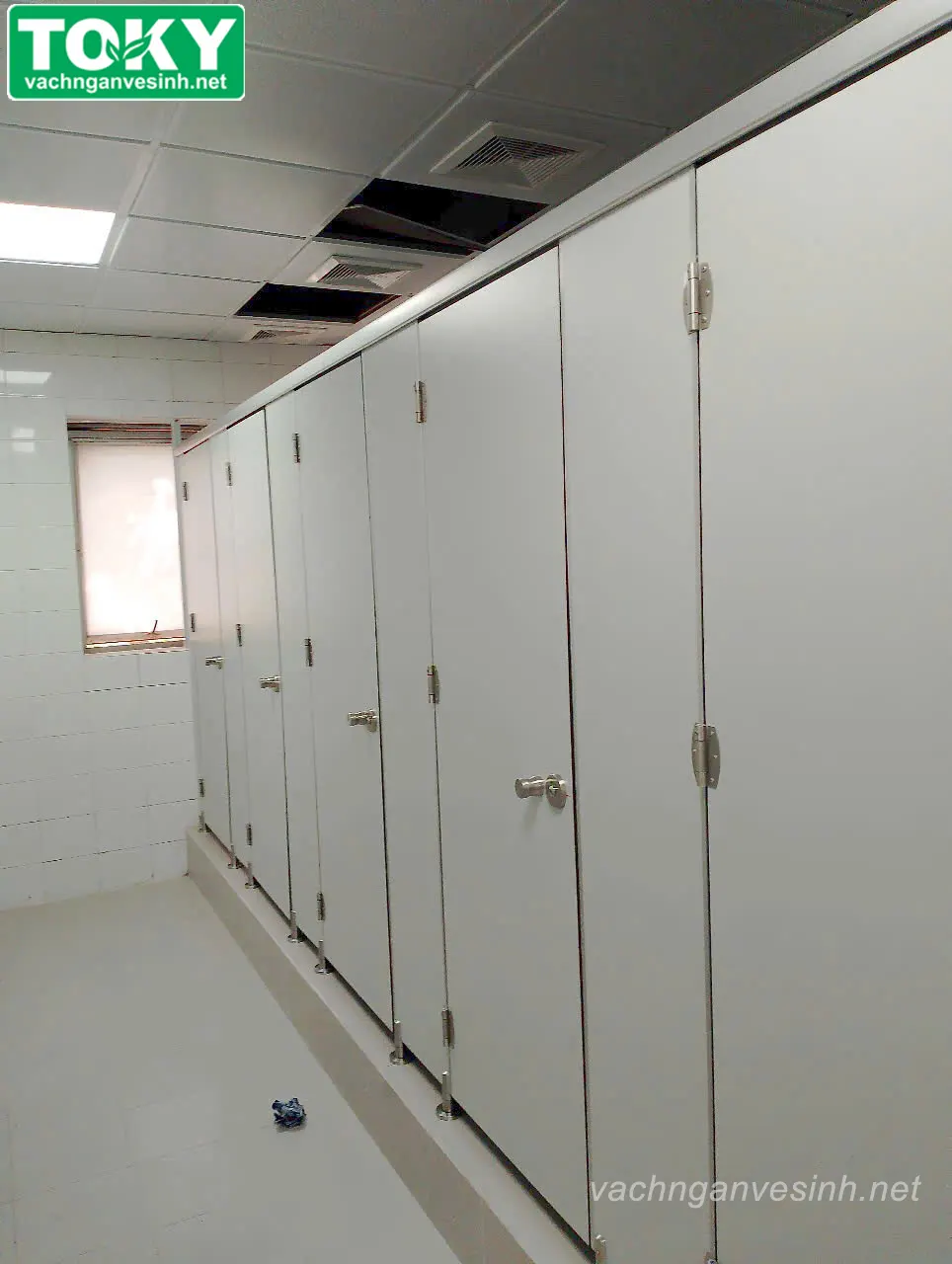 Thi công vách ngăn vệ sinh cho Ủy ban Nhân dân xã, tỉnh: Bảo hành 24 tháng