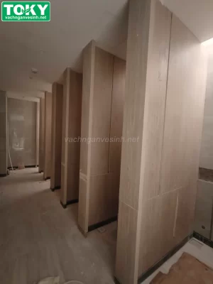 Thi công vách ngăn vệ sinh Laminate cốt MDF cao cấp cho khách sạn Marriott