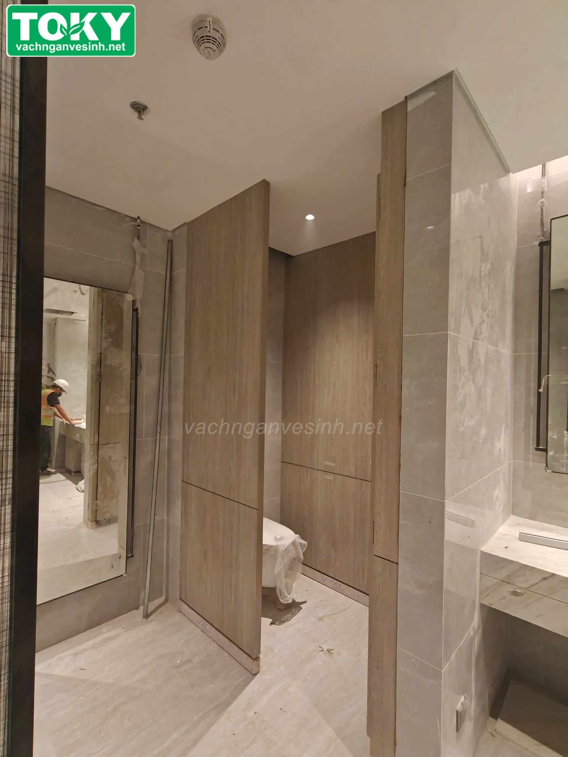 Thi công vách ngăn vệ sinh Laminate cốt MDF cao cấp cho khách sạn Marriott