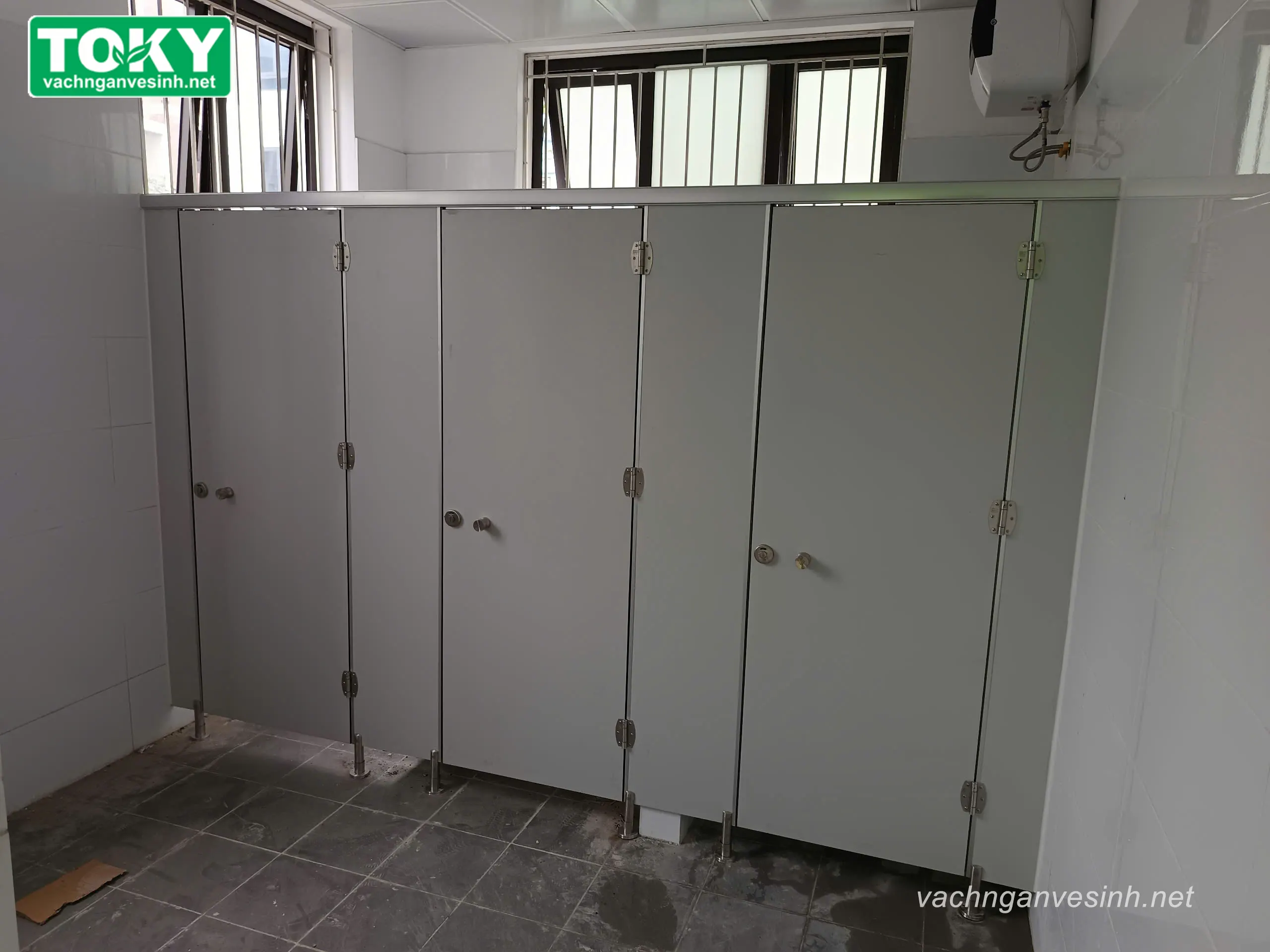 Toky thi công vách ngăn vệ sinh Trường mầm non Địa Lão