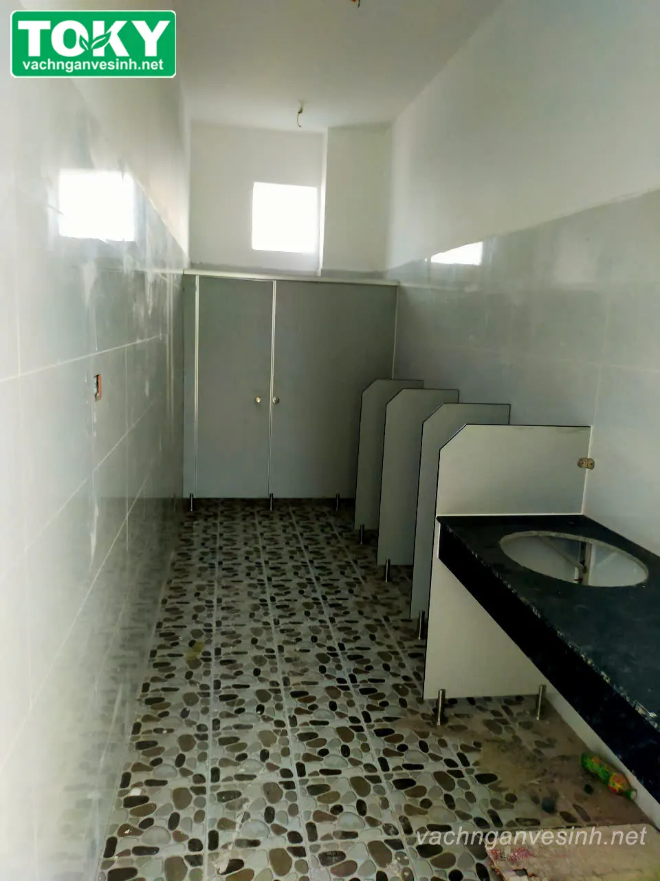 Toky thi công vách ngăn vệ sinh trường THCS Tân Việt