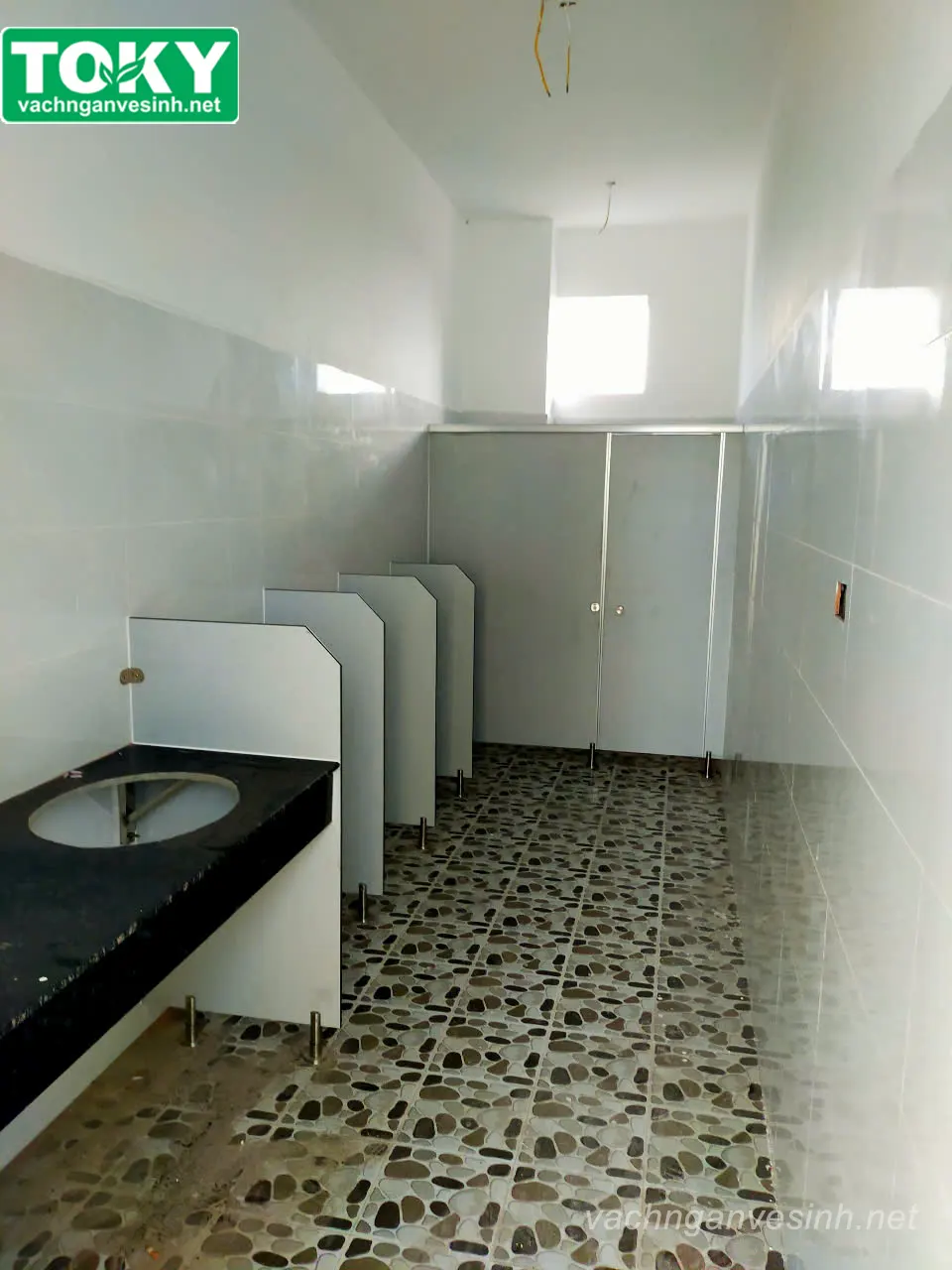 Toky thi công vách ngăn vệ sinh trường THCS Tân Việt