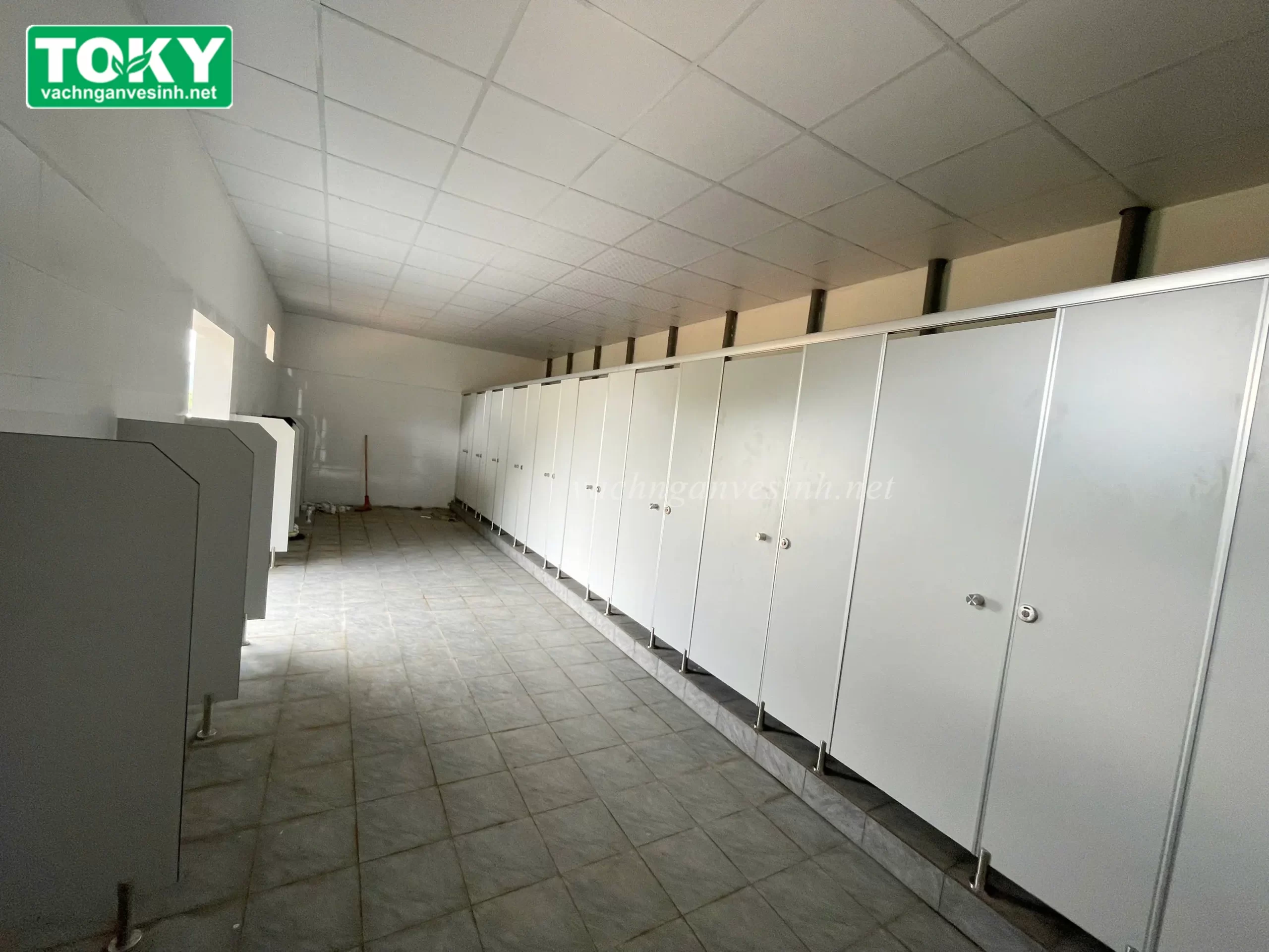 Ảnh thực tế vách ngăn vệ sinh compact nhà máy Plywood (Compact HPL 1006)