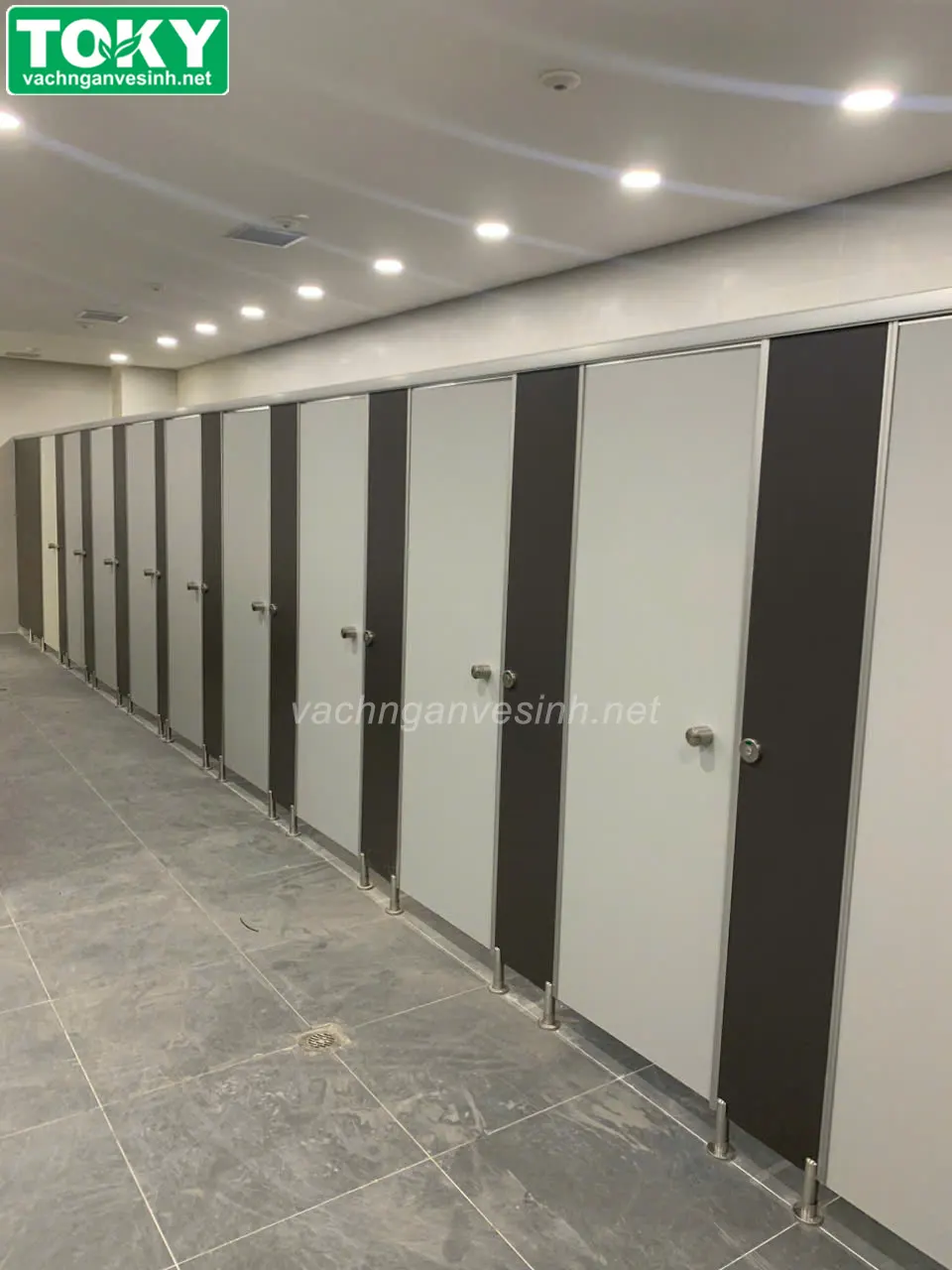 Giá nhân công lắp đặt vách ngăn vệ sinh compact là bao nhiêu? Có đắt không?