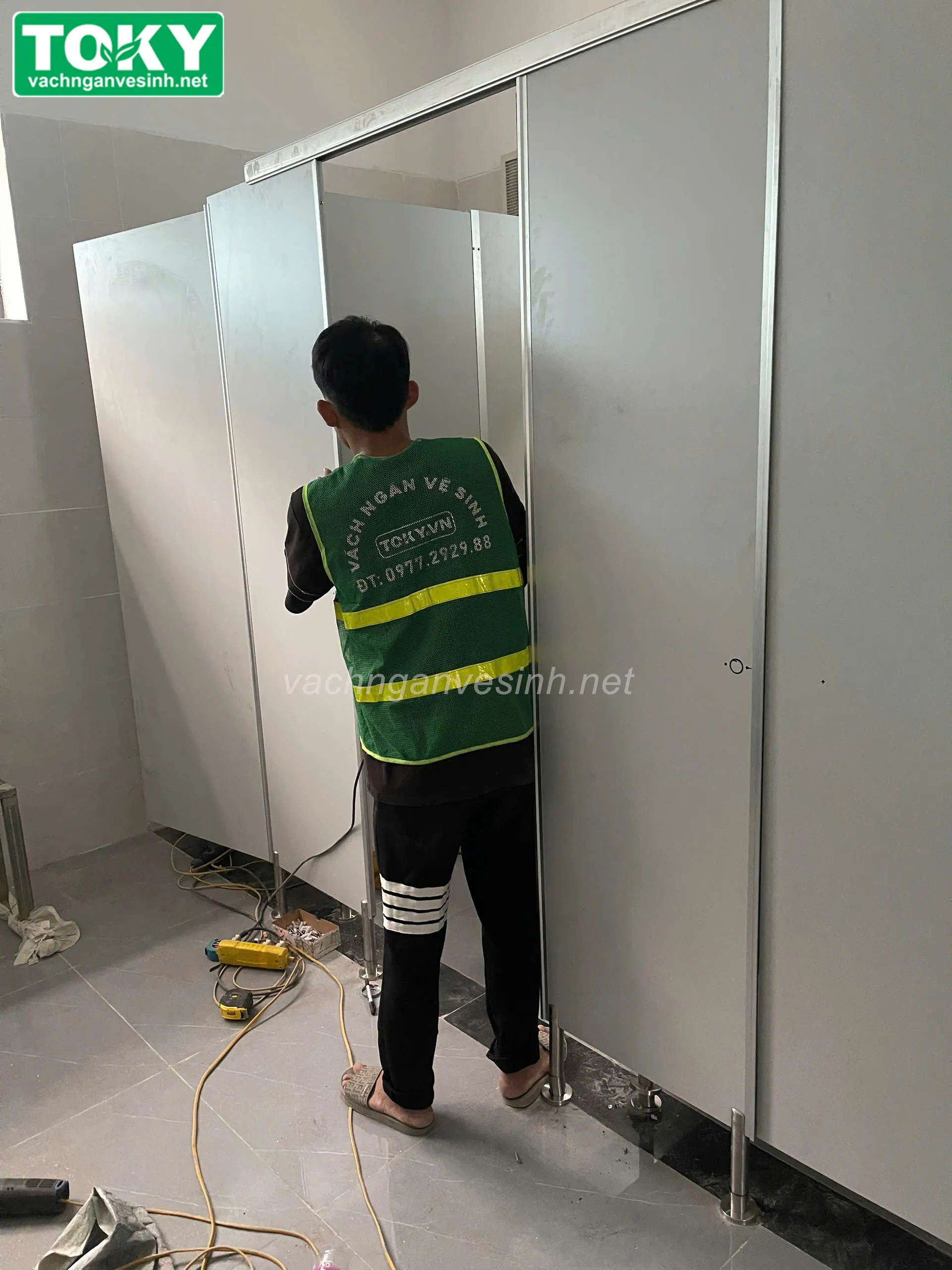 Giá nhân công lắp đặt vách ngăn vệ sinh compact là bao nhiêu? Có đắt không?
