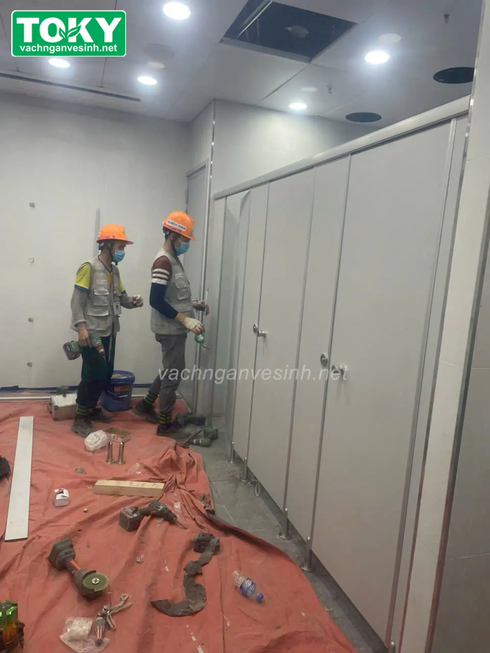Giá nhân công lắp đặt vách ngăn vệ sinh compact là bao nhiêu? Có đắt không?