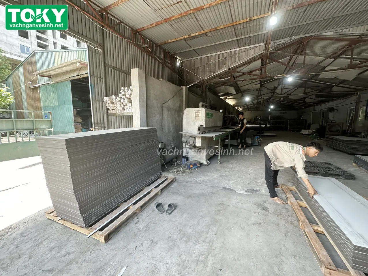 Giải pháp vách ngăn vệ sinh Compact cho phường Láng – Từ Chuyên gia TOKY