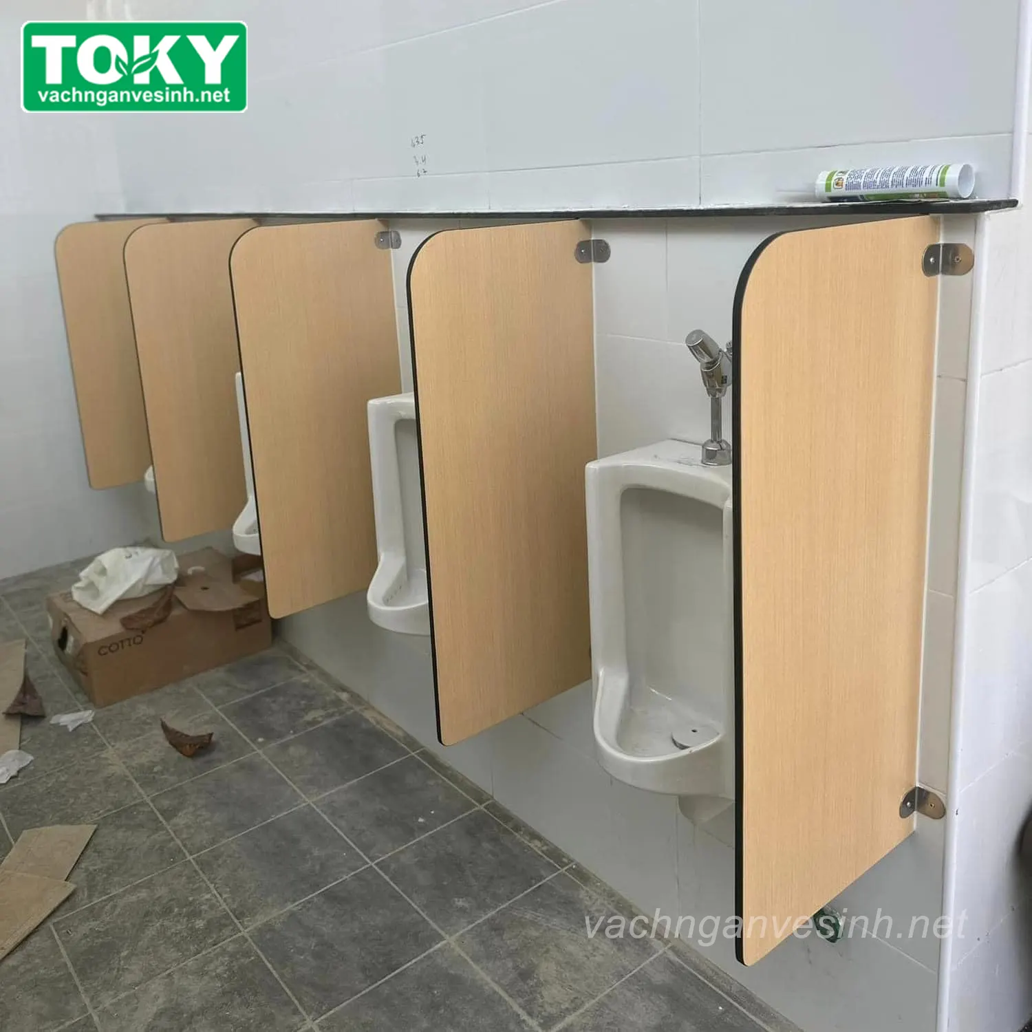 Hướng dẫn lắp đặt vách ngăn bồn tiểu nam dễ hiểu, làm được ngay