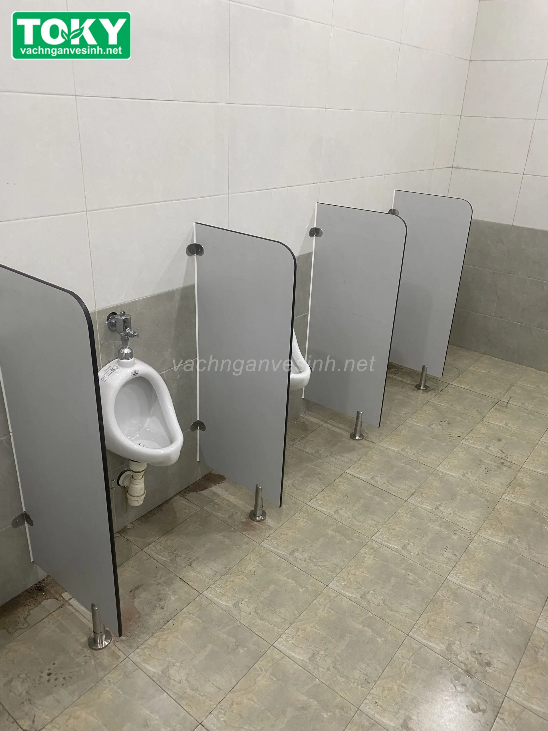 Hướng dẫn lắp đặt vách ngăn bồn tiểu nam dễ hiểu, làm được ngay