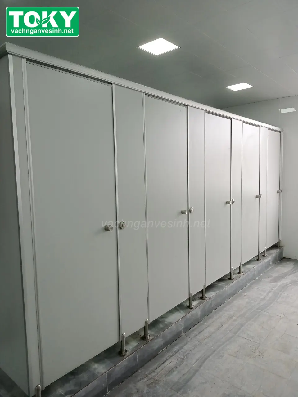 Lắp đặt vách ngăn vệ sinh Compact Phường Hồng Hà - Thi công chuẩn 100m2/ngày