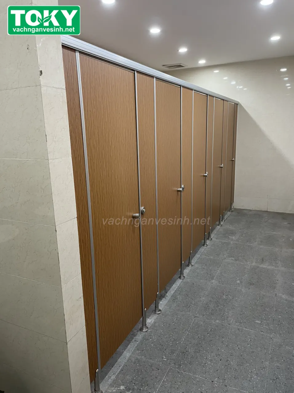 Lắp đặt vách ngăn vệ sinh Compact Phường Hồng Hà - Thi công chuẩn 100m2/ngày
