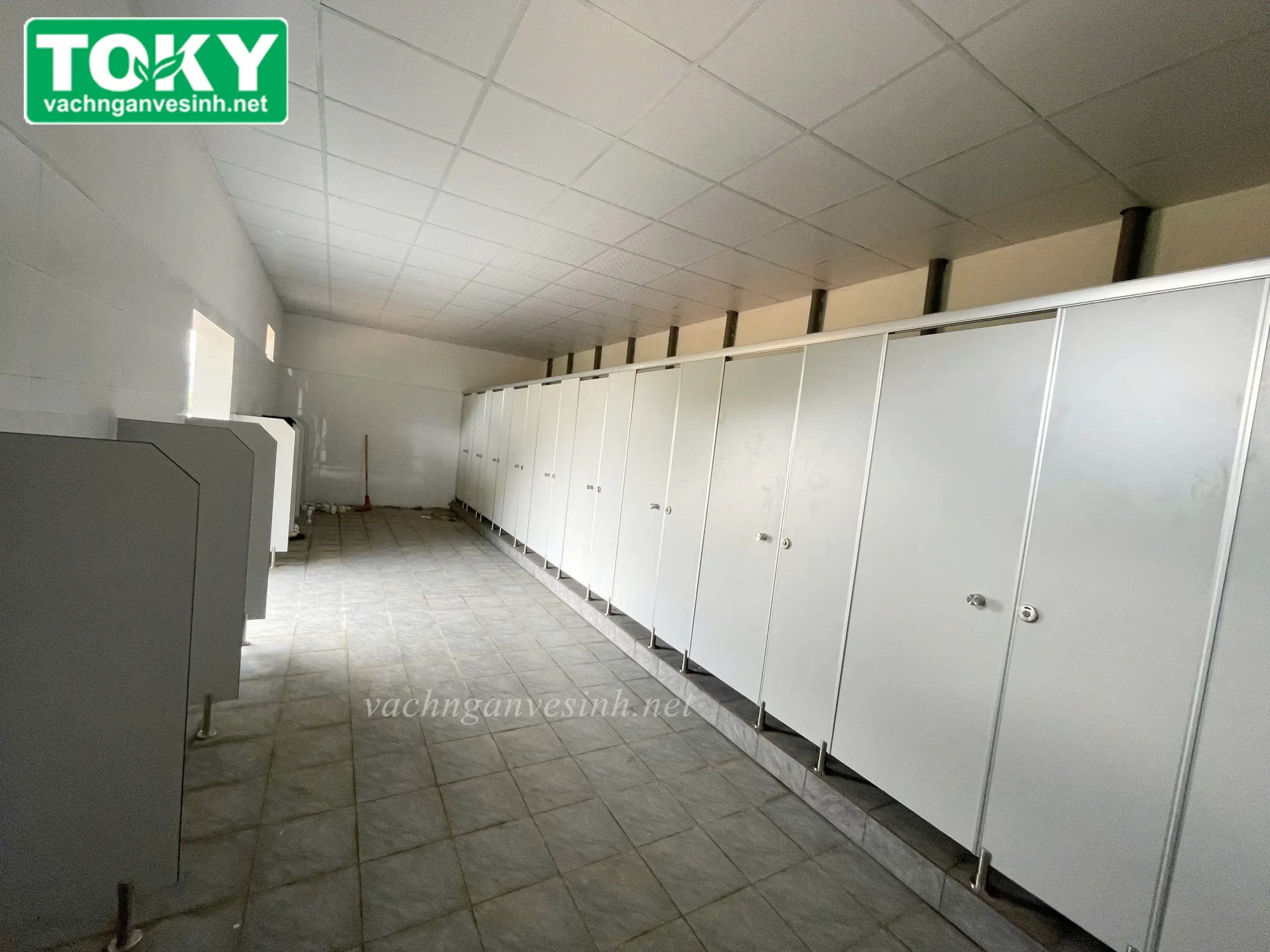 Toky hoàn thiện 300m2 vách ngăn vệ sinh cho nhà máy Plywood - Phú Thọ