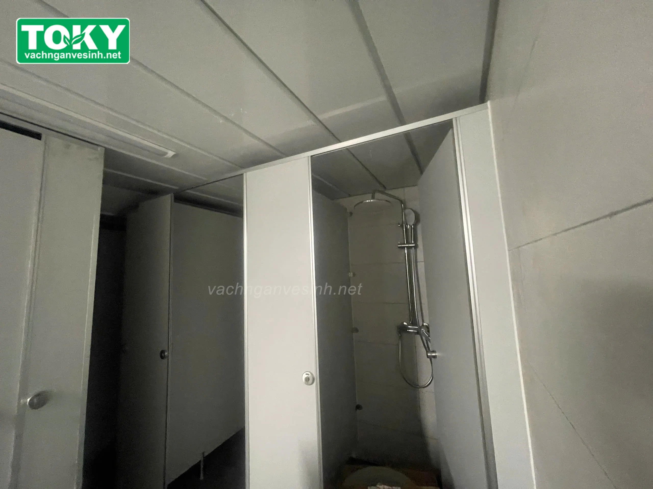 TOKY hoàn thiện vách ngăn vệ sinh Công ty Đóng tàu Thịnh Long