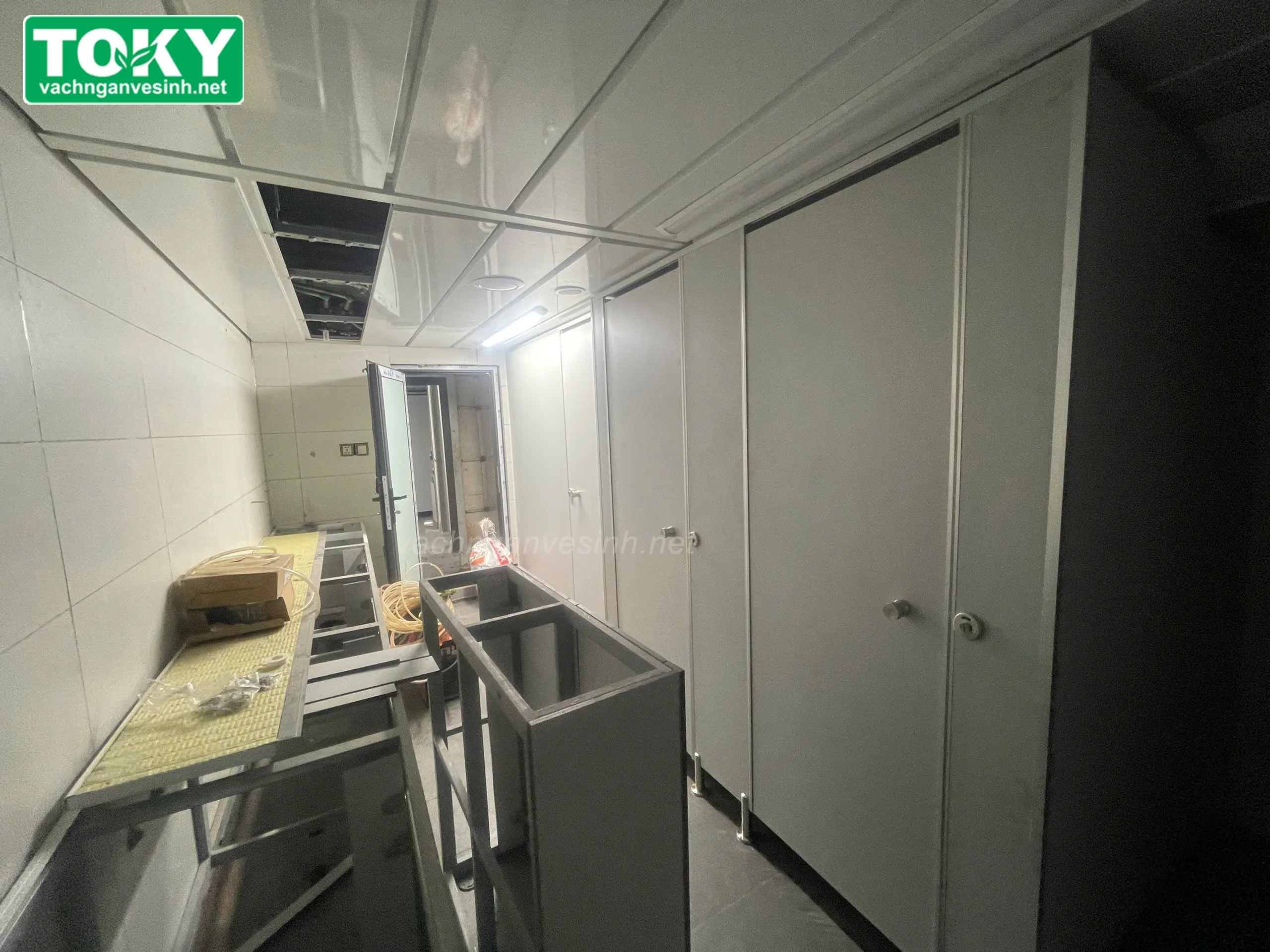 TOKY hoàn thiện vách ngăn vệ sinh Công ty Đóng tàu Thịnh Long