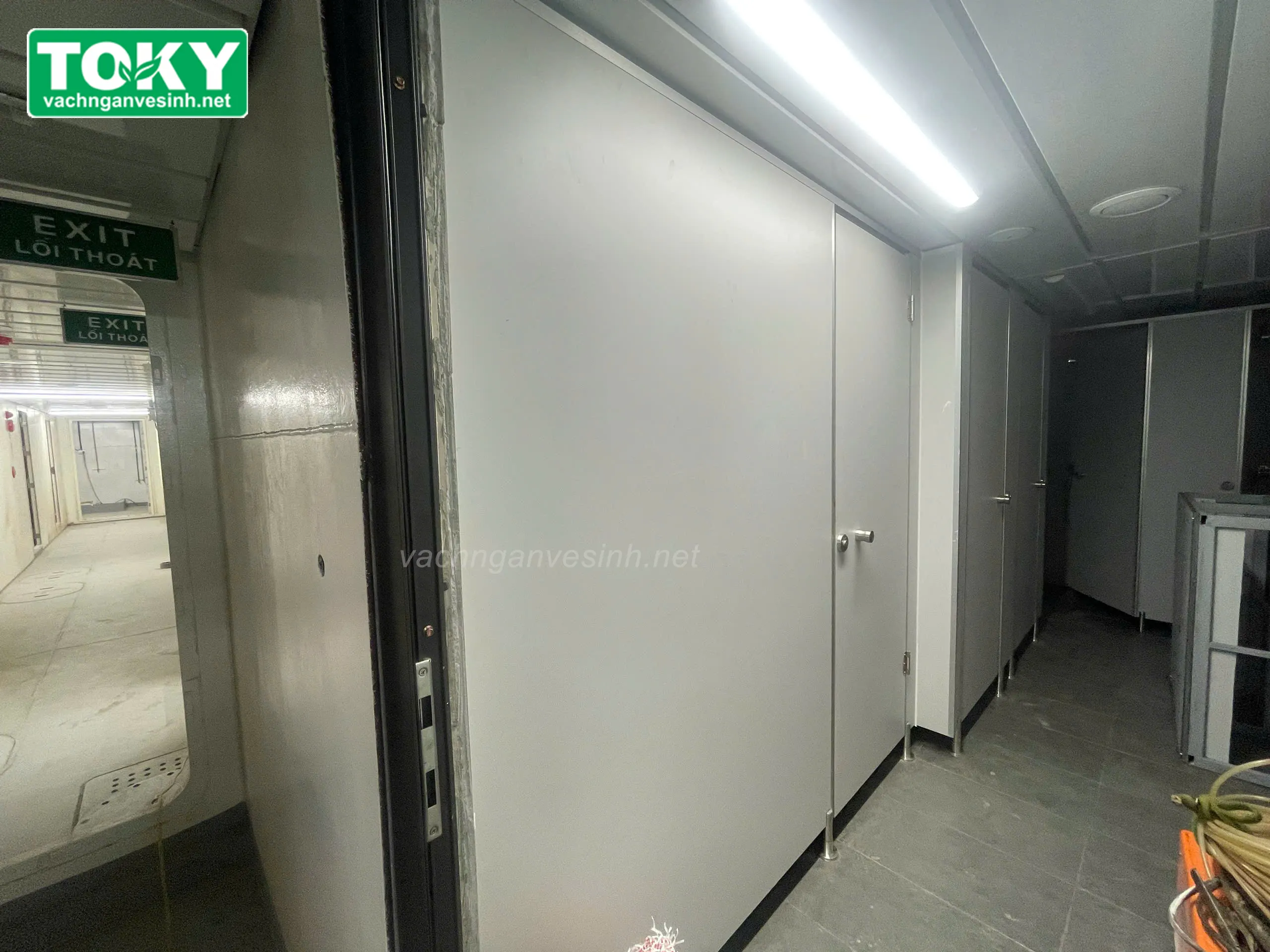 TOKY hoàn thiện vách ngăn vệ sinh Công ty Đóng tàu Thịnh Long