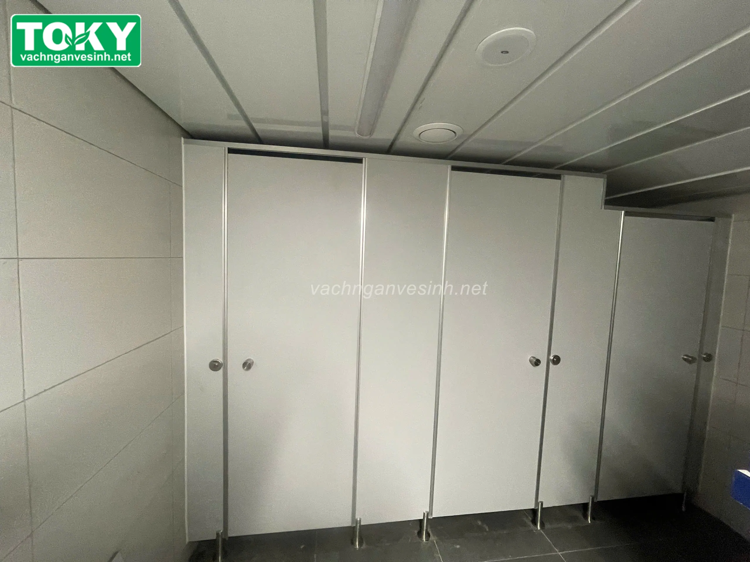 TOKY hoàn thiện vách ngăn vệ sinh Công ty Đóng tàu Thịnh Long