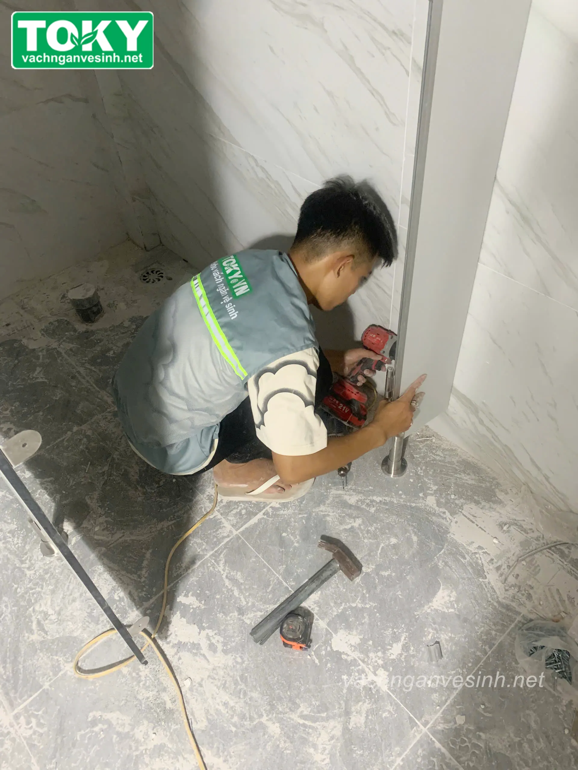 Toky thi công vách ngăn vệ sinh compact nhà máy nước giải khát Tân Đô