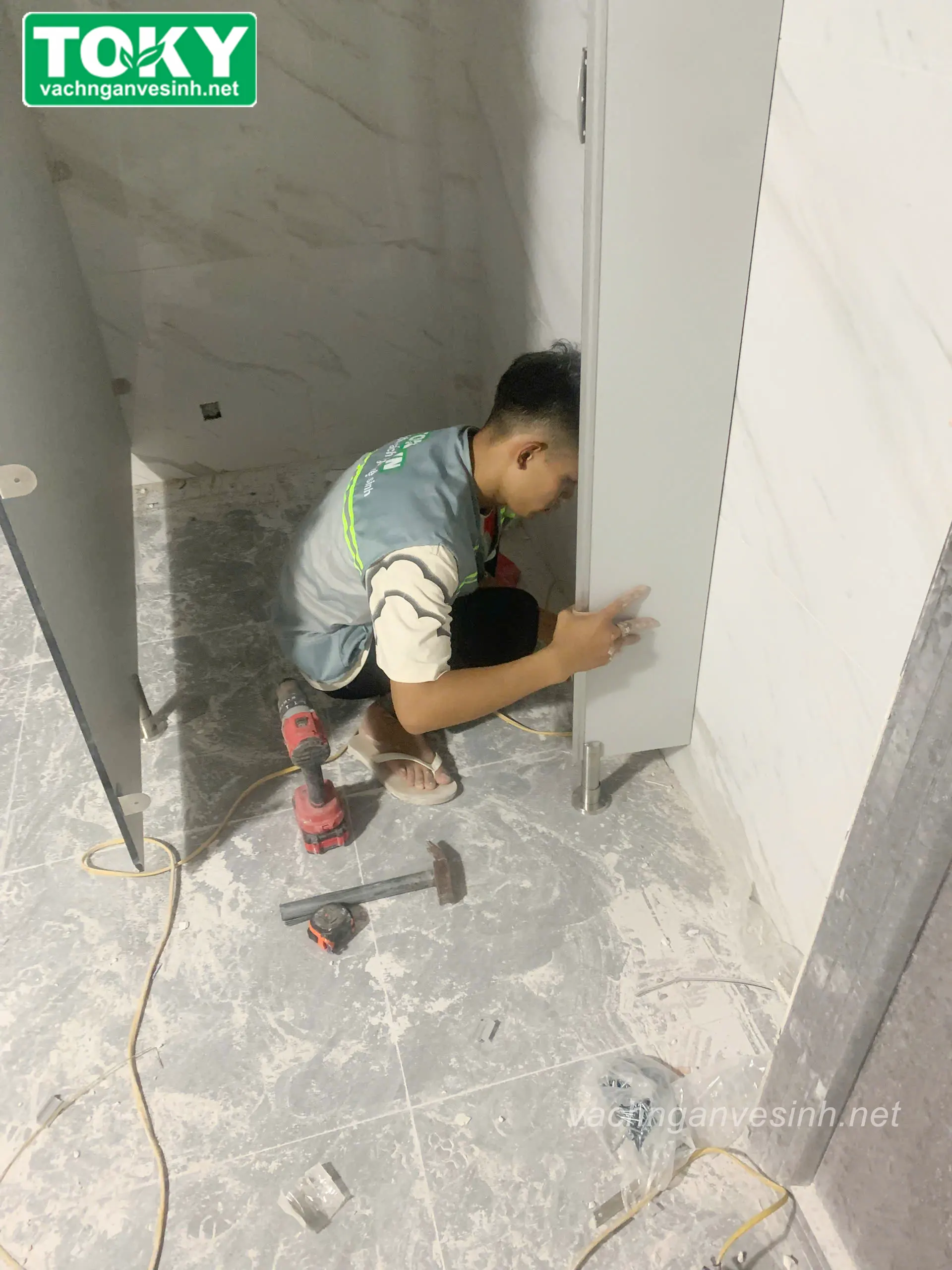 Toky thi công vách ngăn vệ sinh compact nhà máy nước giải khát Tân Đô
