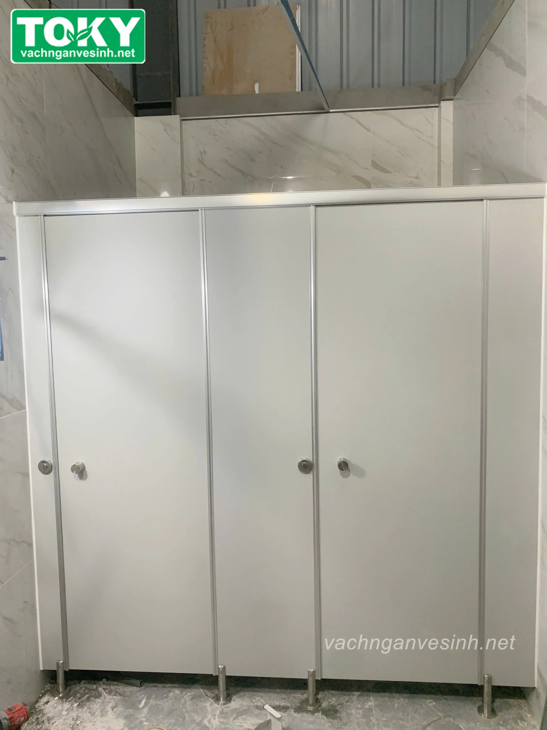 Toky thi công vách ngăn vệ sinh compact nhà máy nước giải khát Tân Đô