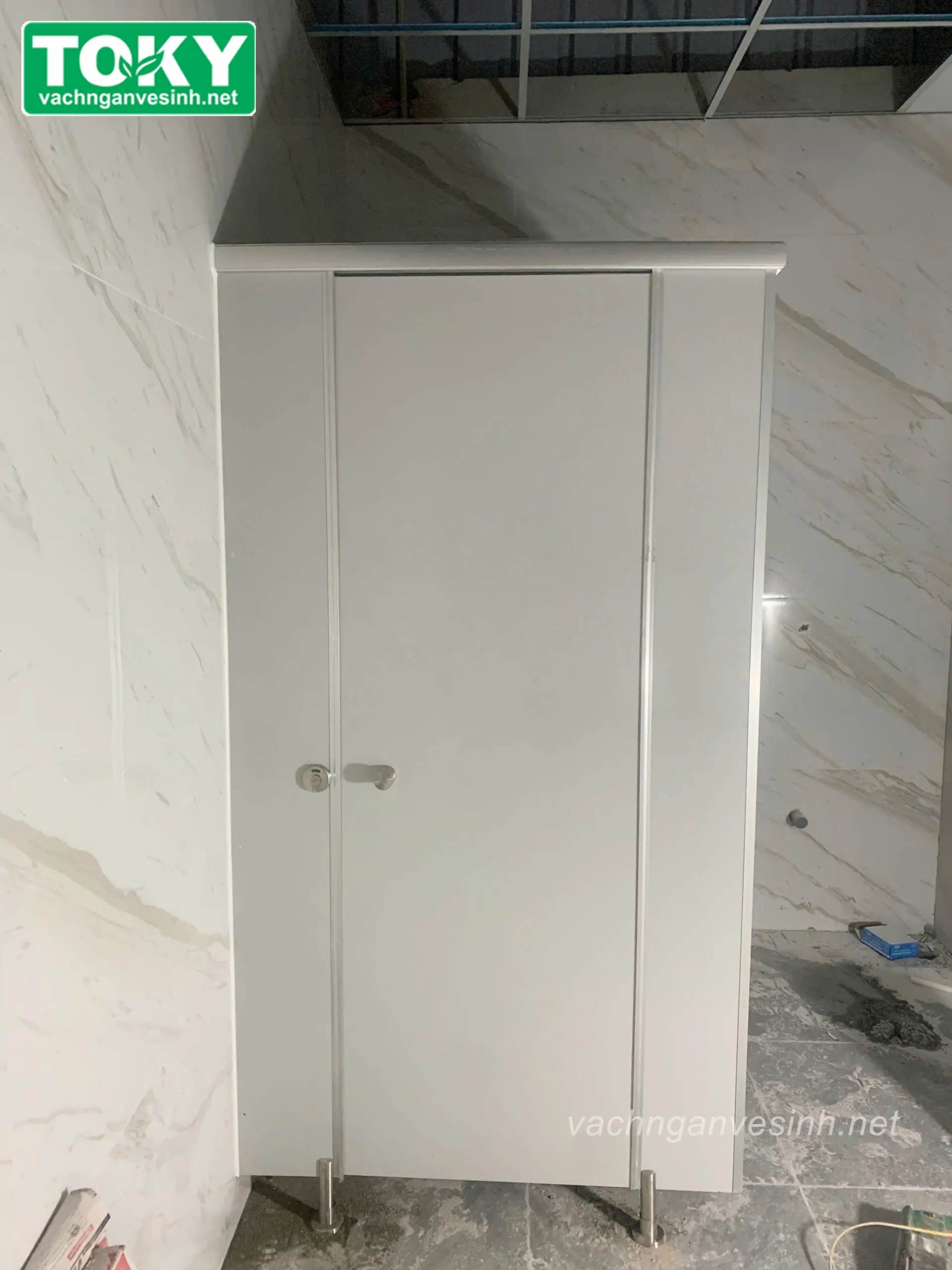 Toky thi công vách ngăn vệ sinh compact nhà máy nước giải khát Tân Đô