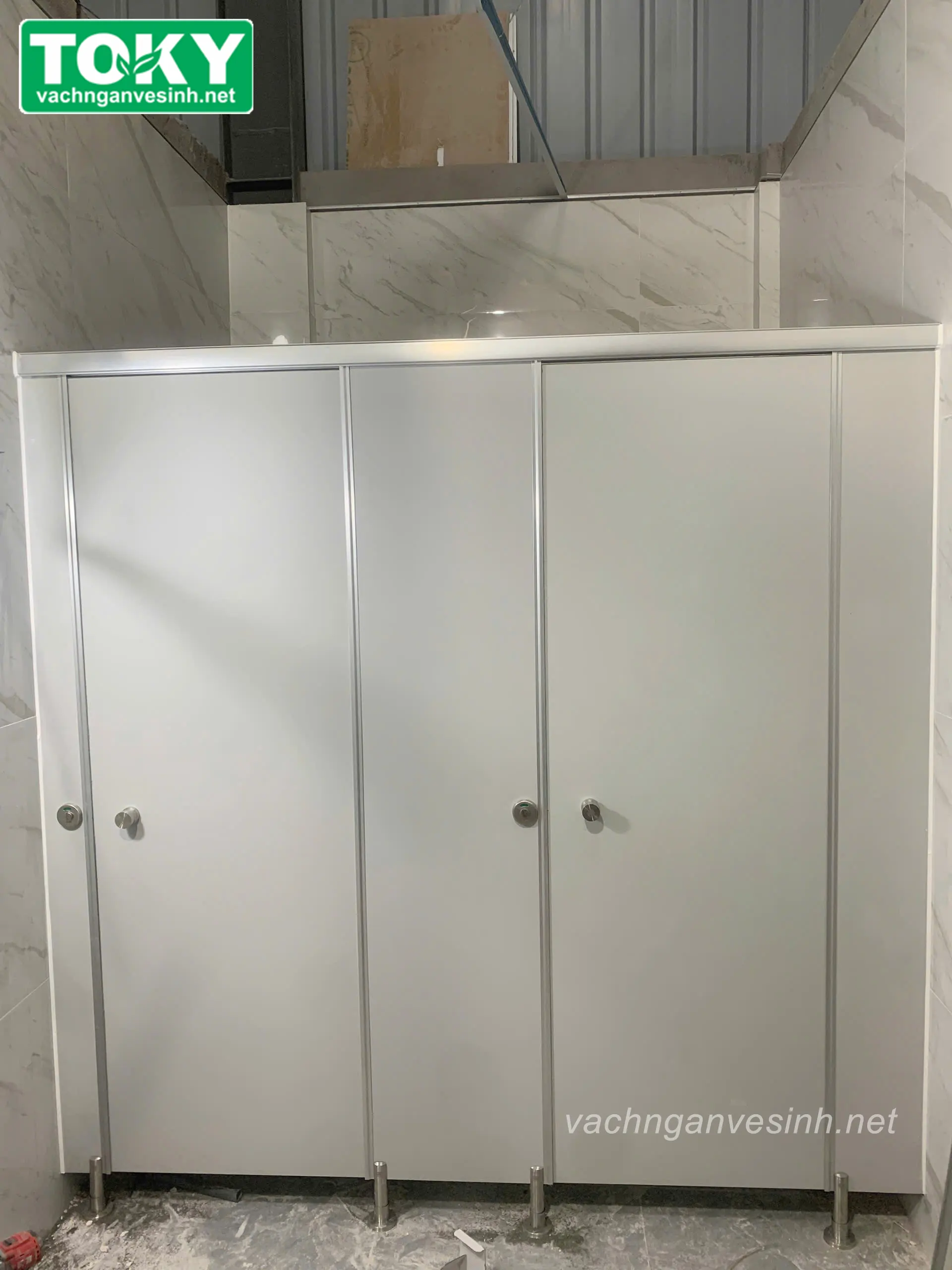 Toky thi công vách ngăn vệ sinh compact nhà máy nước giải khát Tân Đô