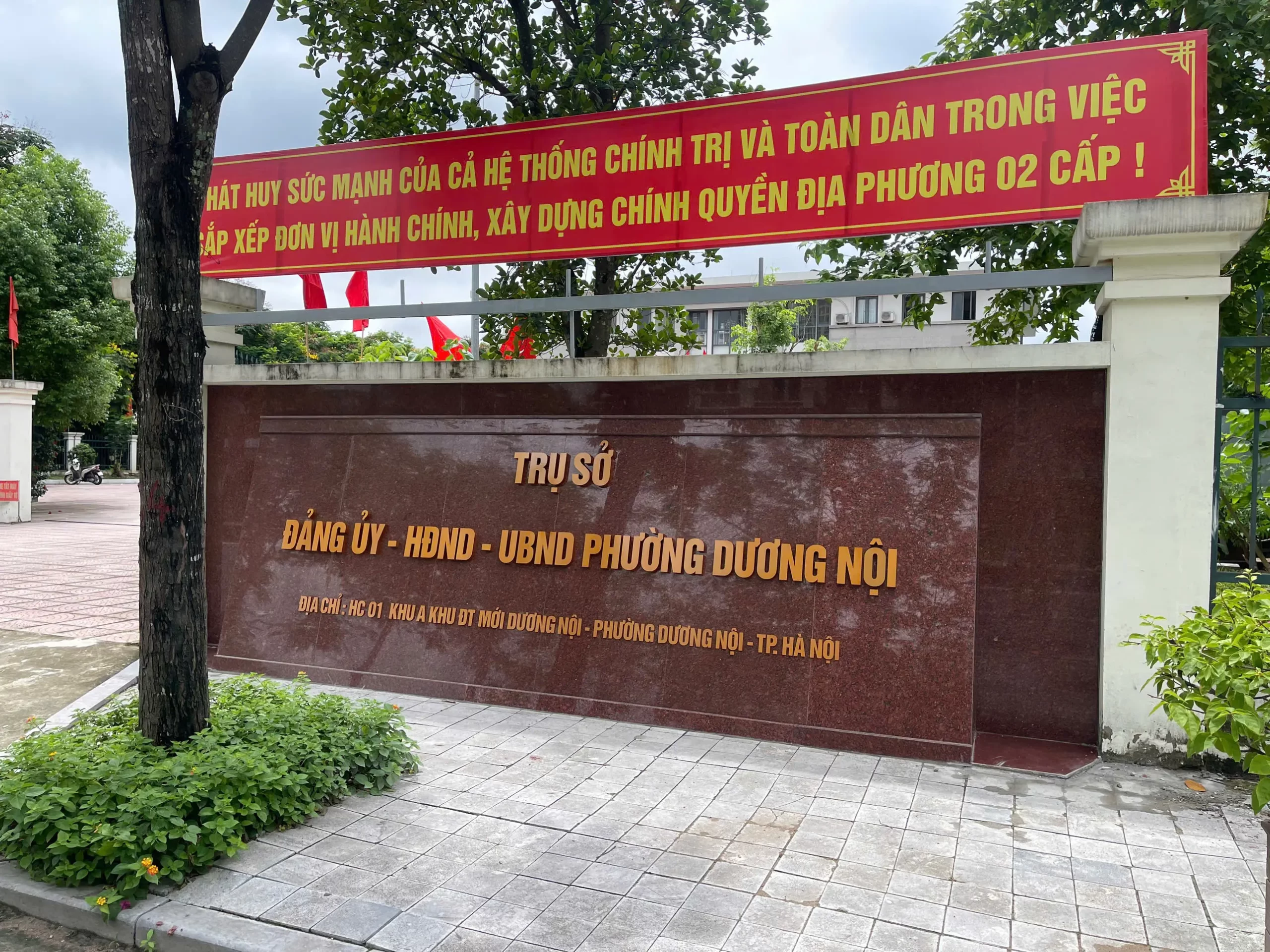 Toky thi công vách ngăn vệ sinh Ủy ban nhân dân phường Dương Nội