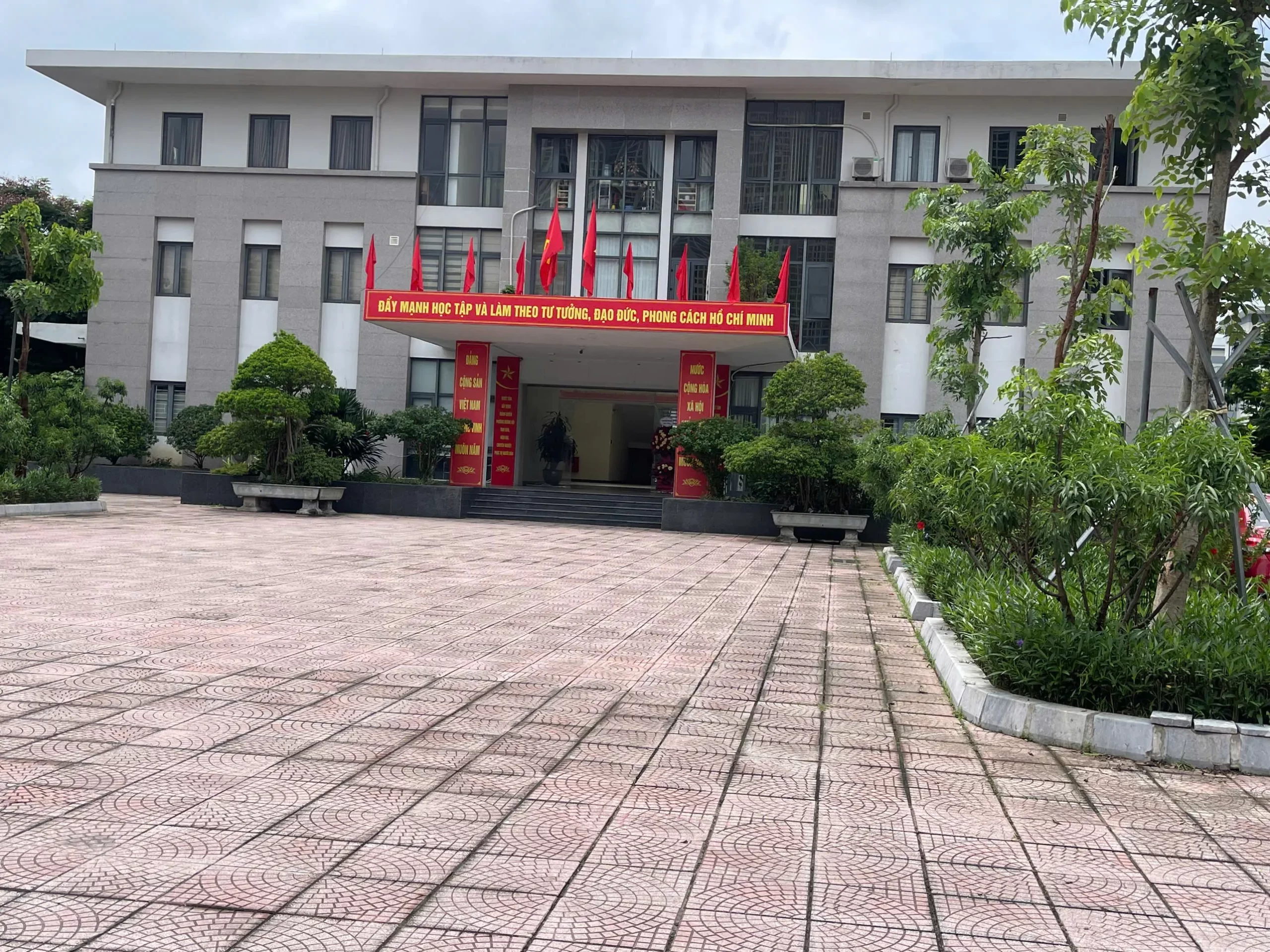 Toky thi công vách ngăn vệ sinh Ủy ban nhân dân phường Dương Nội