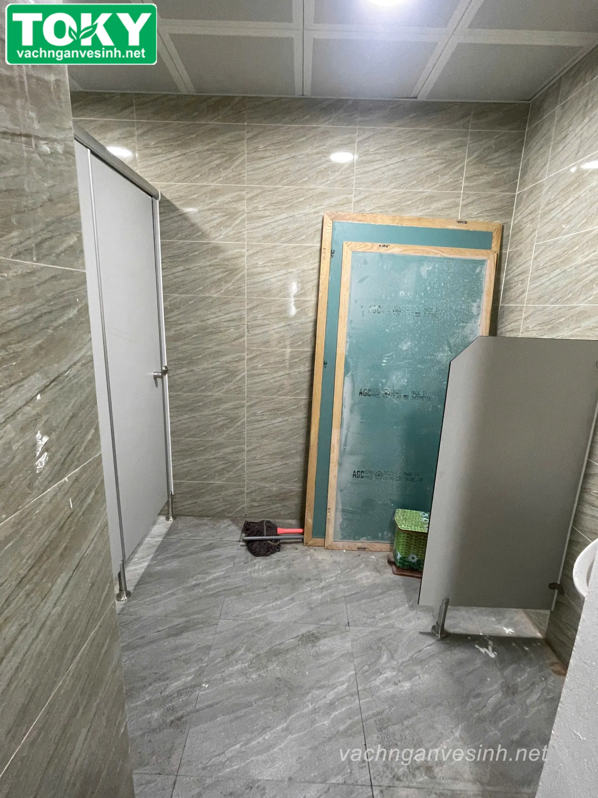 Toky thi công vách ngăn vệ sinh Ủy ban nhân dân phường Dương Nội