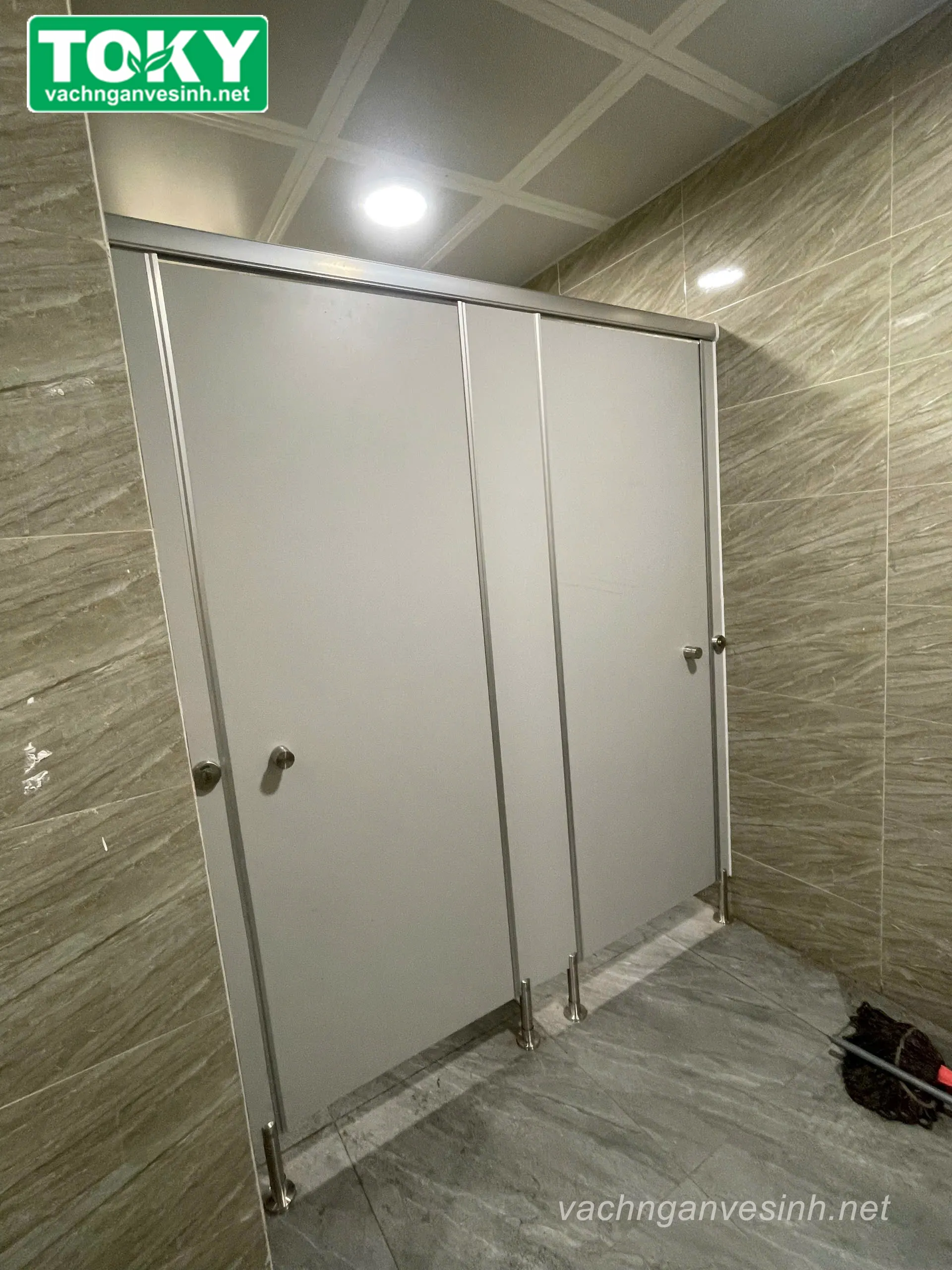 Toky thi công vách ngăn vệ sinh Ủy ban nhân dân phường Dương Nội