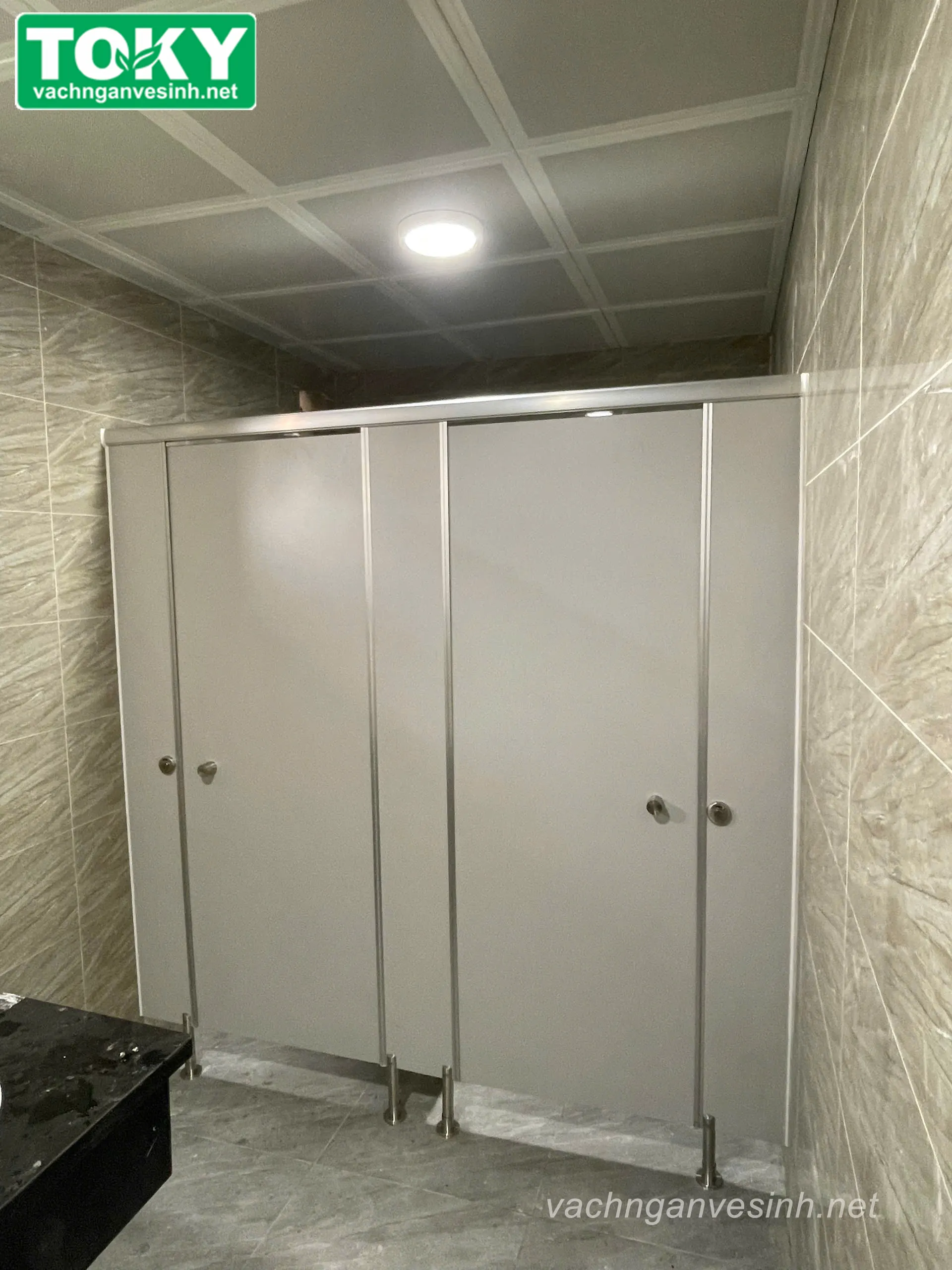 Toky thi công vách ngăn vệ sinh Ủy ban nhân dân phường Dương Nội