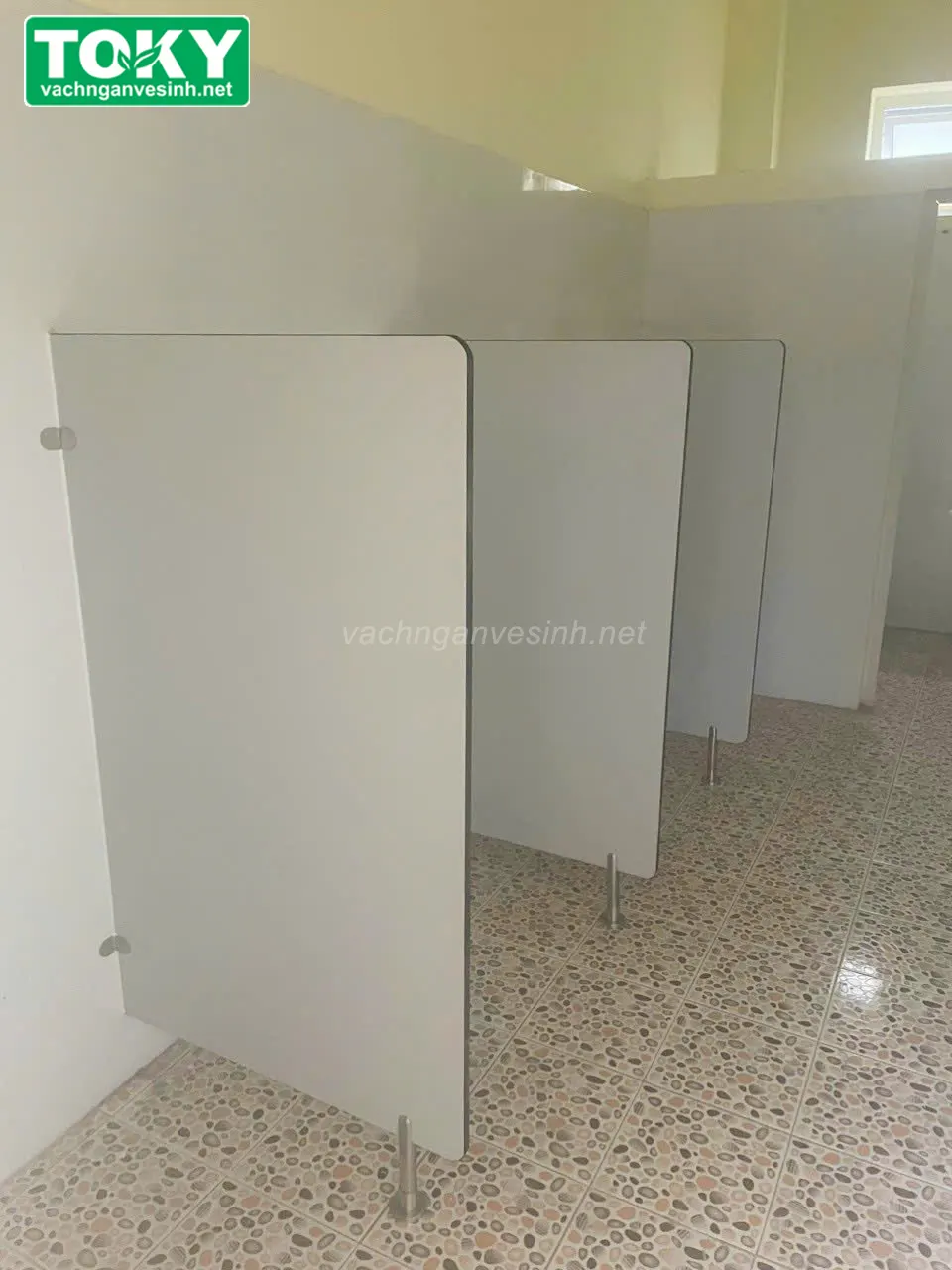 Vách ngăn tiểu nam giá rẻ | Thi công và sản xuất trực tiếp