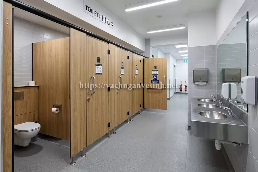 Tiêu chuẩn kỹ thuật khi lắp đặt vách ngăn vệ sinh compact hpl cho bệnh viện chuẩn 2026
