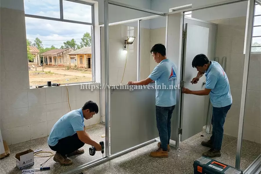 Lắp đặt vách ngăn vệ sinh Compact HPL tại công trình tỉnh xa