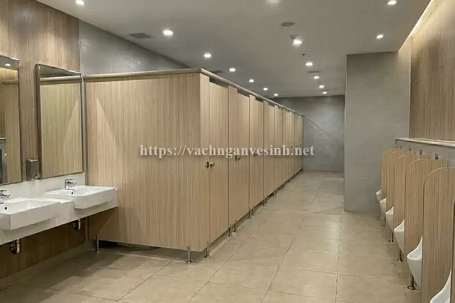 Thi công vách ngăn vệ sinh Compact HPL cho trung tâm thương mại toàn diện