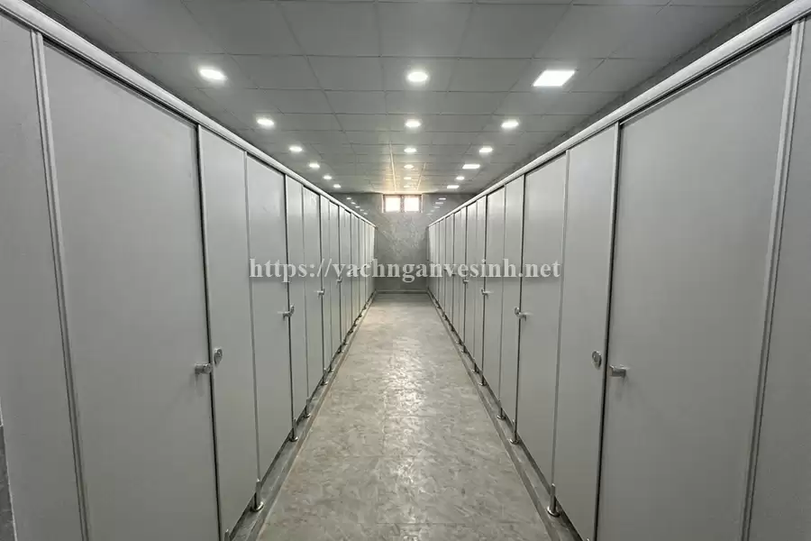 Thi công vách ngăn vệ sinh Compact HPL cho khu công nghiệp