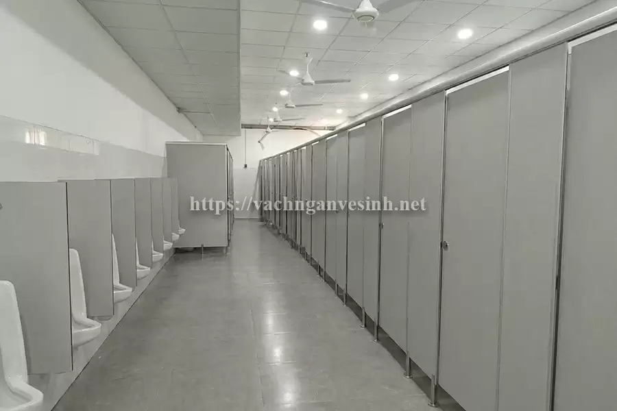 Phương án tối ưu cấu trúc và phụ kiện vách ngăn vệ sinh Compact HPL cho khu công nghiệp