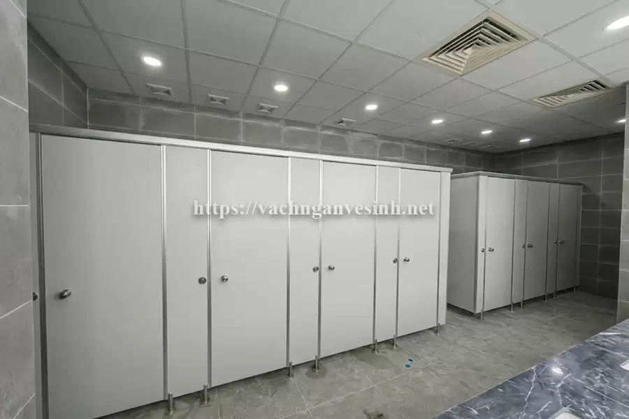 Quy trình thi công vách ngăn vệ sinh Compact HPL cho khu công nghiệp nhanh chóng, đạt chuẩn an toàn
