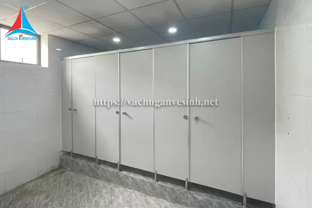 Thi công 120m2 vách ngăn vệ sinh tại công ty điện tử dân dụng Maya