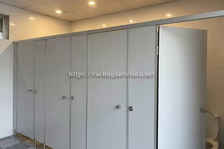 Tiêu chuẩn đánh giá độ bền của vách ngăn Compact trong môi trường học đường