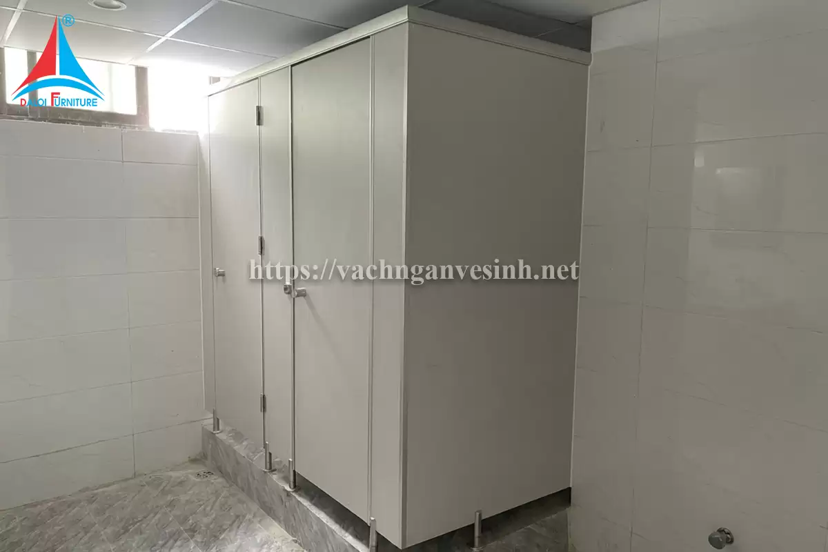 Thi công 120m2 vách ngăn vệ sinh tại công ty điện tử dân dụng Maya