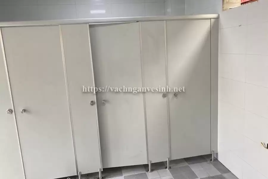 Những yếu tố quyết định đến độ bền của vách ngăn Compact trường học