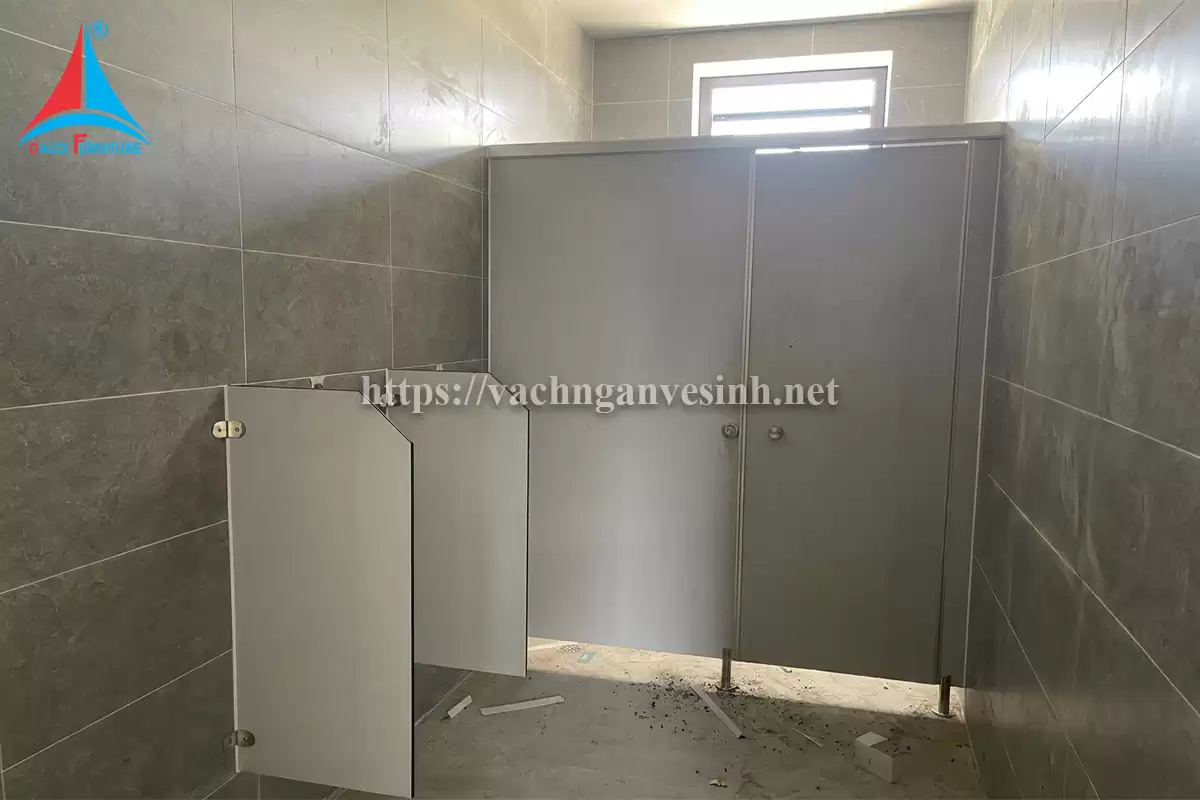 Thi công 130m2 vách ngăn vệ sinh tại nhà máy nhôm Trường Thành