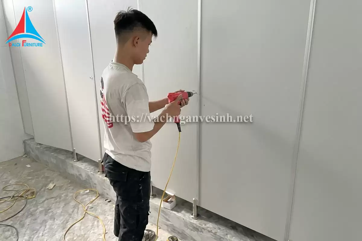 Thi công 120m2 vách ngăn vệ sinh tại công ty điện tử dân dụng Maya