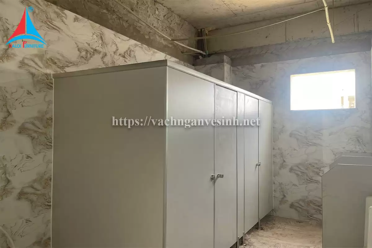 Thi công 130m2 vách ngăn vệ sinh tại nhà máy nhôm Trường Thành