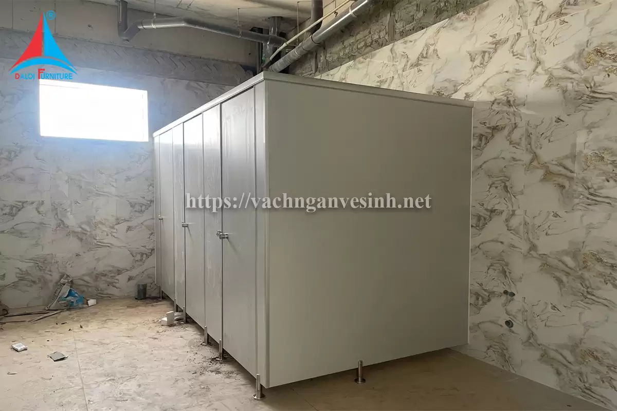 Thi công 130m2 vách ngăn vệ sinh tại nhà máy nhôm Trường Thành